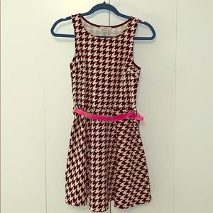 Houndstooth sleeveless dress with belt